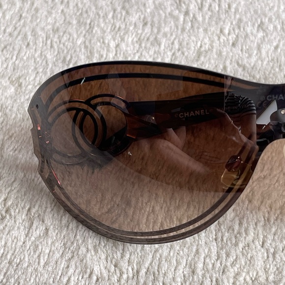 Vintage Chanel sunglasses - Picture 3 of 13